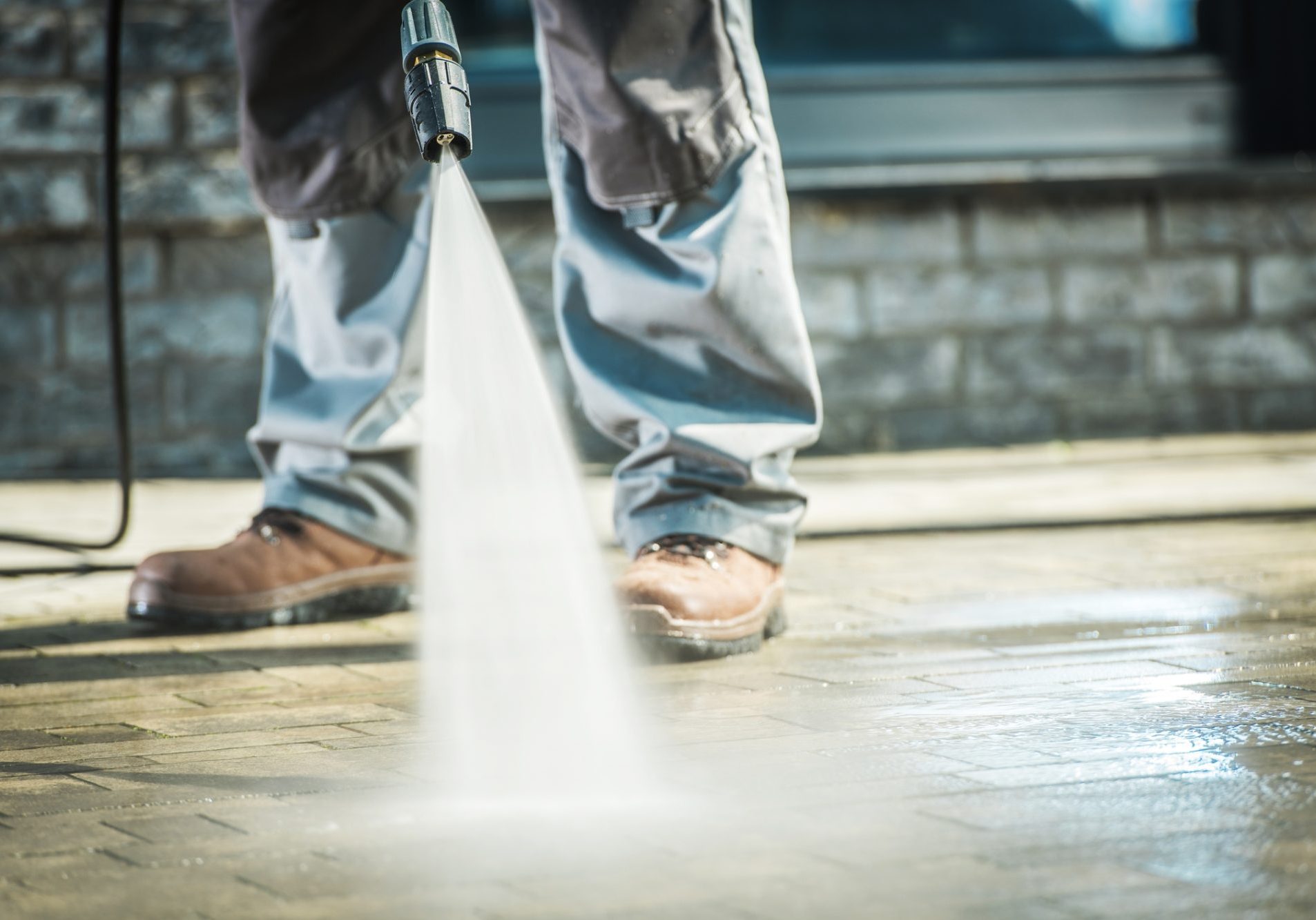 dreamstime_m_139550152 pressure washing